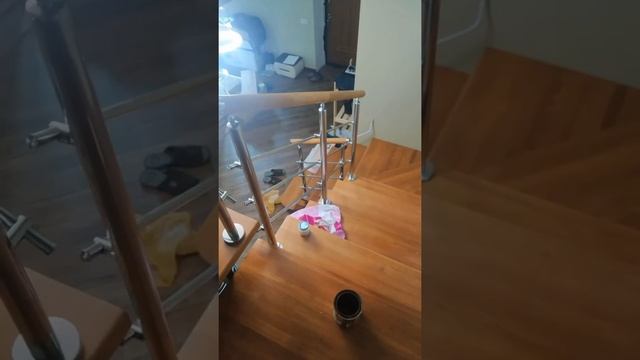 Лестница на ломаном косоуре с ограждениями.... смотреть онлайн