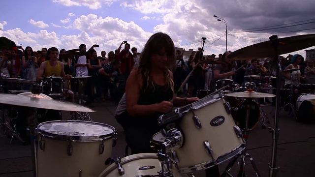 Барабанщики RocknMob Drummers Музыкальный флешмоб в парке Горького 01.07.2017 смотреть онлайн