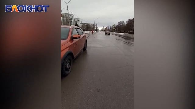 Рисковать жизнью и идти по проезжей части вынуждены волгодонцы из-за отсутствия пешеходной дорожки смотреть онлайн