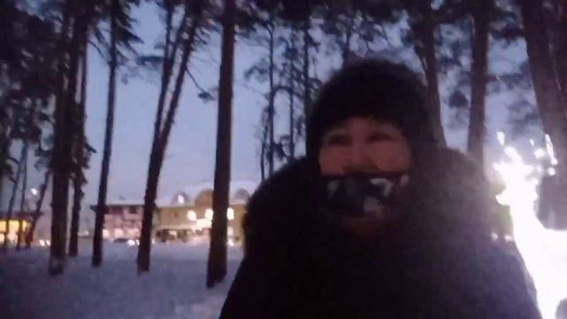 дочка неожиданно вылезла, маме страшно и смешно. Прогулка по парку. смотреть онлайн