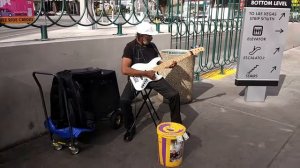 Уличный бас-гитарист в Лас-Вегасе/Street bass guitar player in LV Strip