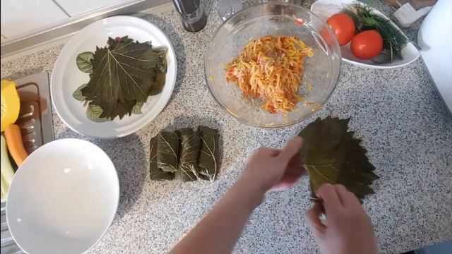 Овошные ролики в виноградных листьях