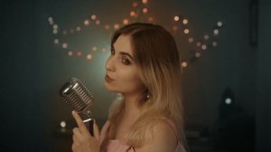 Девушка поет зарубежный французский хит Indila - Dernière Danse