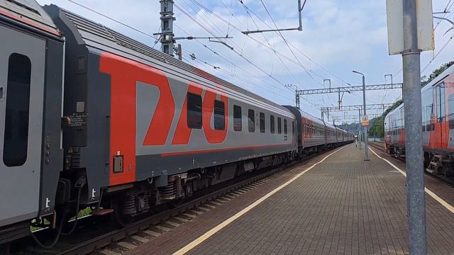 Электровоз ЭП20-077 с поездом №101 "Премиум" Москва - Адлер проходит станцию Якорная Щель смотреть онлайн