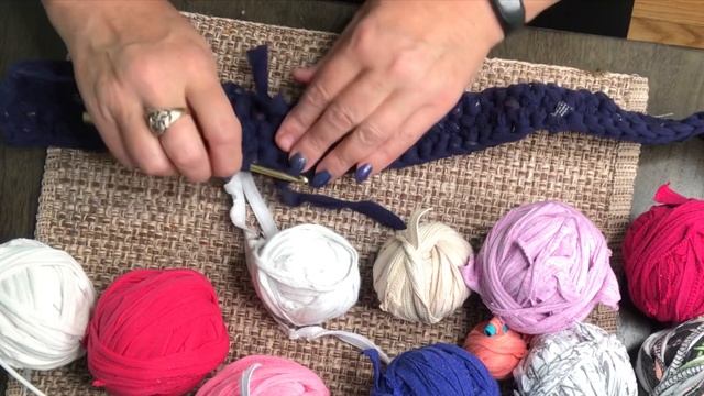 822. Коврик-половичек из старых трикотажных вещей.Pad out of old things crocheted смотреть онлайн