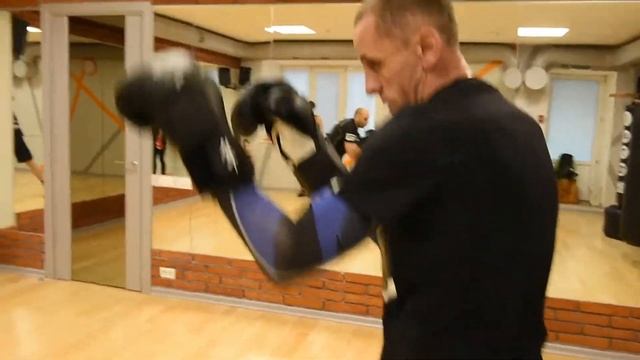Бокс. Двойка. Левый прямой в голову, правый боковой в голову. Школа бокса А. Заикина. смотреть онлайн