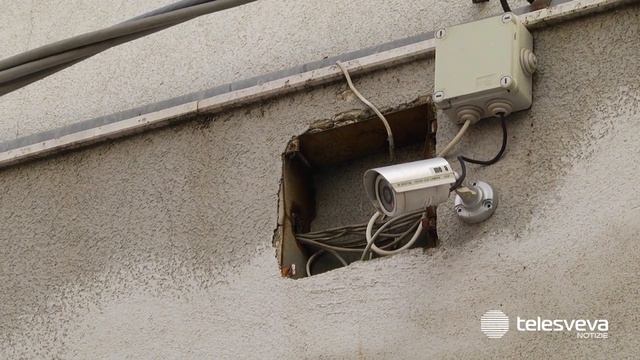 ANDRIA | Armato di coltella rapina un centro scommesse in viale Pietro Nenni: arrestato un 34enne смотреть онлайн