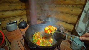 Избушка в тайге вновь приютила и обогрела! Рыбалка на хариуса! Приготовили жаркое на костре!