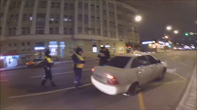 Борзые гаишники рвут куртку, наступают на ноги и запрещают съёмку. смотреть онлайн