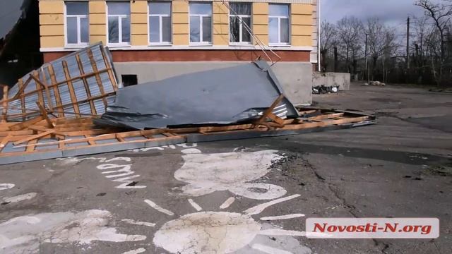 В николаевской школе сильный ветер сорвал крышу смотреть онлайн