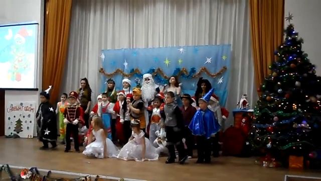 Новогодний утренник Краснодонской школы №2, первоклашки, танец "дедов морозов" 27.12.17 смотреть онлайн