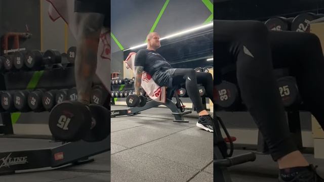 Подъем гантелей на бицепс сидя, ладони развернуты вперед смотреть онлайн