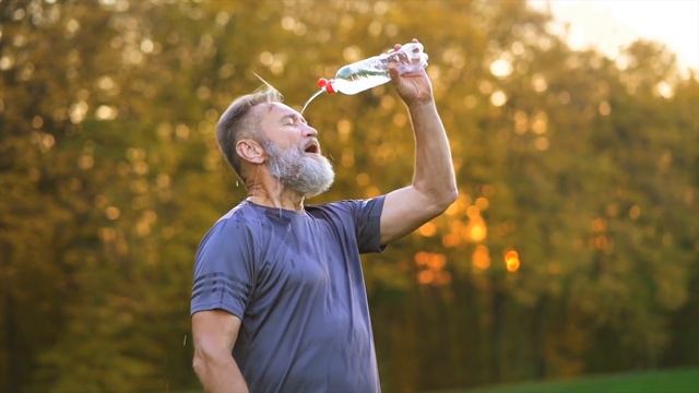 Во время похорон молния ударила в гроб! Покойник вскрикнул, а люди не верили своим глазам, ведь... смотреть онлайн