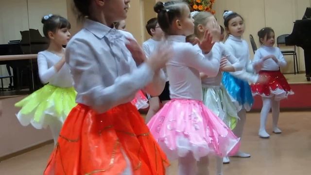 Дети в музыкальной школе.Разминка для голосовых связок.