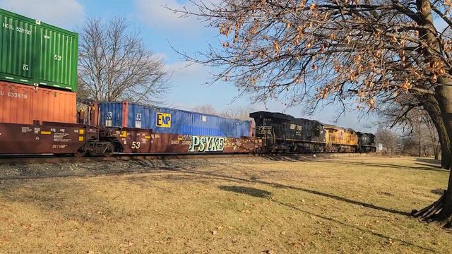 NS UP NS lead a intermodal past Chesterton IN on 12-19-22 смотреть онлайн