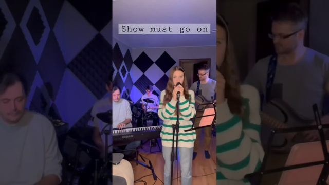 Show must go on🔥 Живой звук🎙️🎸 кавер живойзвук кавербэнд она моя жена Ксения Левчик Бековская смотреть онлайн