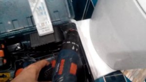 Герметизация стыка ванны и кафеля с помощью плинтуса.