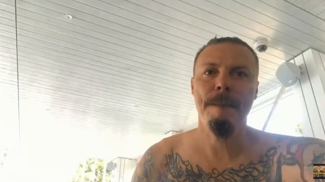 СИМОНОВ - ДОН СИМОН И НИКИТА ЛИТИНКОВ ПЬЮТ НА БРУДЕРШАФТ ВОЗЛЕ БАССЕЙНА. смотреть онлайн