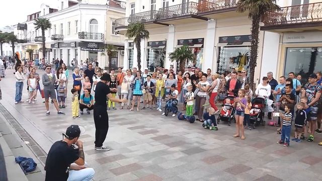 Отдых в Крыму. Ялта, Крым. Пляж, набережная, брейк-данс ... смотреть онлайн
