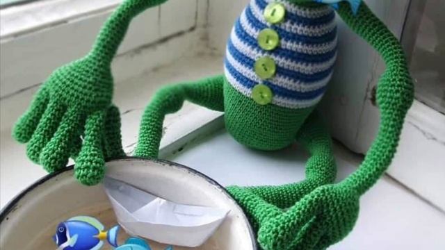 Как счастливая лягушка по морю соскучилась! Аж двух своих любимых оставила… смотреть онлайн