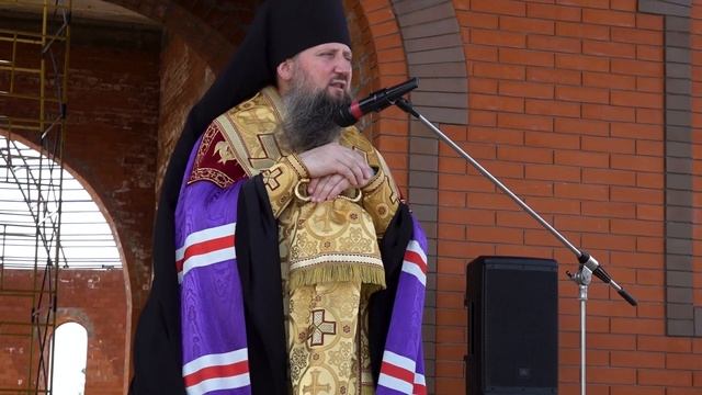 Проповедь епископа Павла после освящения купола и колоколов для строящегося храма в ст. Привольной смотреть онлайн