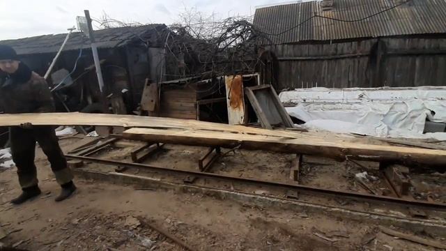 испытание самодельной ленточной пилорамы.с новым узлом падъёма. смотреть онлайн