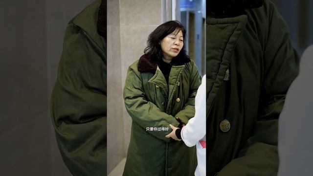 農村母親千里迢迢給女兒送雞蛋，卻被女兒怒罵一頓趕出去，不料被老闆看見狠狠教育【梔雅娜】