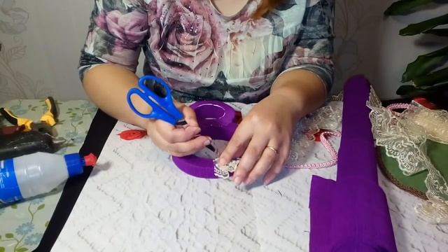 Мастер-класс весенней композиции для подарка на 8 марта с тюльпанами из гофробумаги и конфет. смотреть онлайн