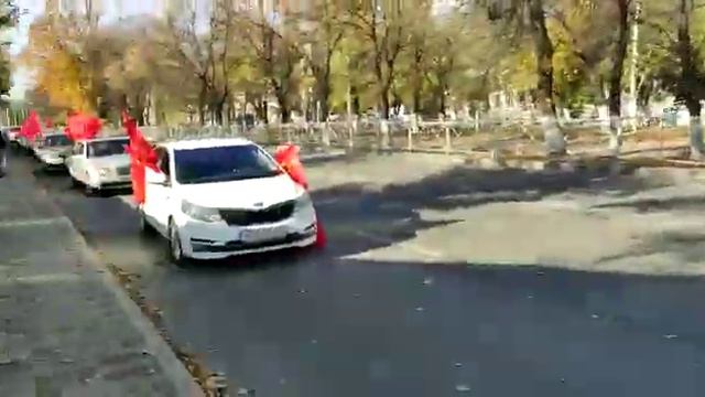 В Новочеркасске полицаи запрещают красные флаги. смотреть онлайн