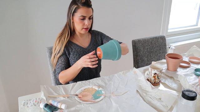 Upcycle Terracotta Pots & Planting Cuttings Rooted In Water / PLANT LOVE & PAINTING POTS DISASTER!? смотреть онлайн