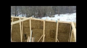 Дом из соломенных блоков, дерева и глины.