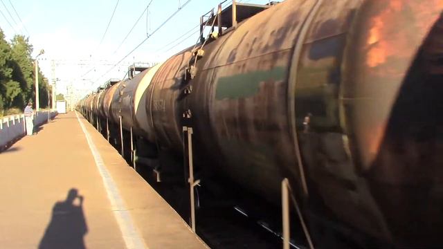 ВЛ10-184 с грузовым поездом, платформа 45 км смотреть онлайн