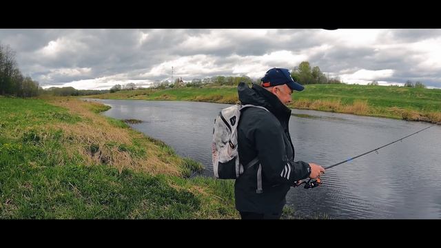 ЩУКИ ВЫЛЕТАЮТ ИЗ ВОДЫ | Джиг с берега весной | Choppy tail сводит с ума рыбу смотреть онлайн