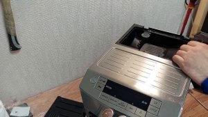 Delonghi PrimaDonna S Deluxe. Кофемашина сливает кофе в поддон.