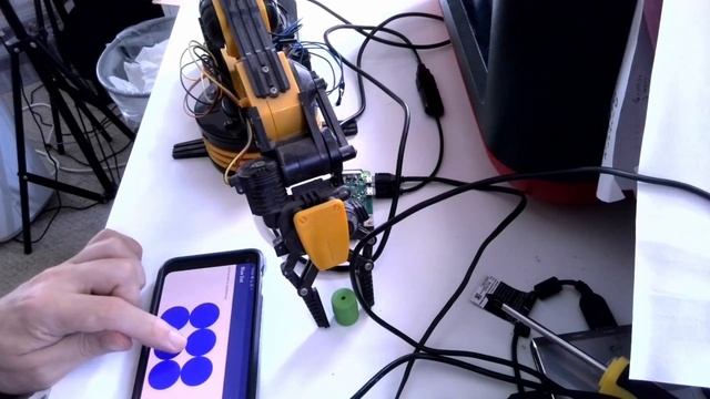 Controlling a robot arm with Python, bluetooth and Bluedot (OWI Edge Maplin USB arm) смотреть онлайн
