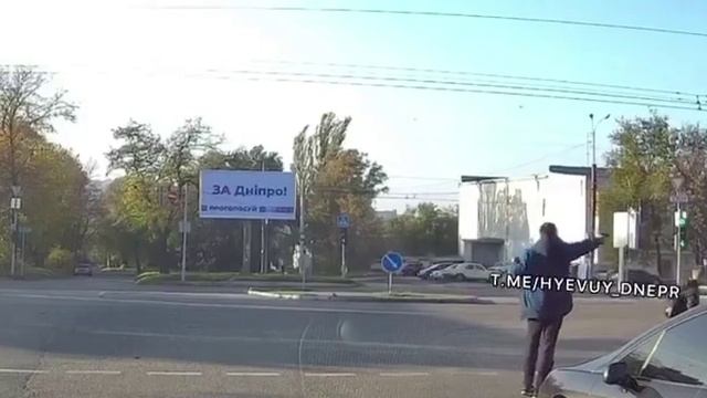 В Днепре мужчина открыл стрельбу по машине, которая не пропустила его на переходе смотреть онлайн