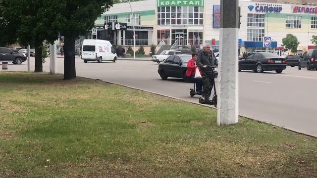 пенсионеры на самокатах смотреть онлайн