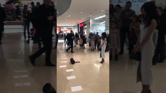 СУПЕР-Поздравление с ДНЕМ РОЖДЕНИЯ! Шопинг со стилистом. Визажист.Поздравительный ТАНЕЦ. Букет Роз! смотреть онлайн