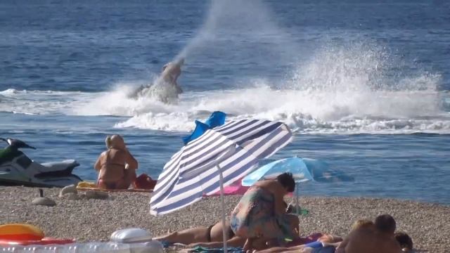 Girls on the beach and jet ski (Девушки на пляже и скутер) смотреть онлайн