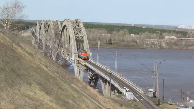 Электровоз ЧС4Т-291 в ветреный день смотреть онлайн