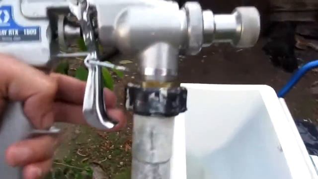 Graco RTX-1500 текстурный агрегат, как он распыляет... Водой и не только ...