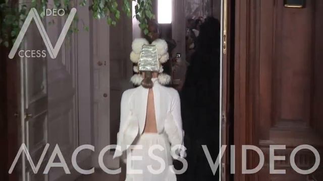 Kaia Gerber, Gigi Hadid and more models on the runway for the Valentino Fashion Show смотреть онлайн