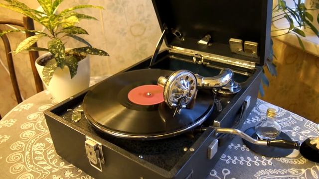 ? Осенние мечты, старинный вальс - играет патефон смотреть онлайн