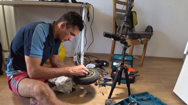 ?Как заменить подшипники на переднем колесе в домашних условиях на Ninebot Max g 30p? смотреть онлайн
