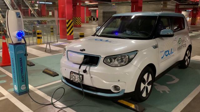 Kia Soul EV en Peru Carga de nivel 2 en La Rambla San Borja - Lima смотреть онлайн