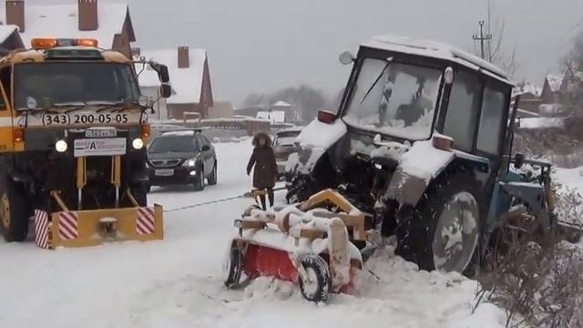 Вытягивание МТЗ из колеи. Эвакуация спецтехники +7 (343) 200-05-05 смотреть онлайн