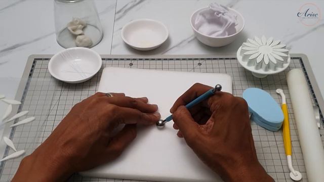 Make A Shasta Daisy With Me | Gumpaste or Cold Porcelain | BEGINNER FRIENDLY смотреть онлайн