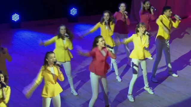 Заслуженный коллектив РФ "Соловушка" - Молодежь России (муз. и сл. Н. и И.Нужины) смотреть онлайн