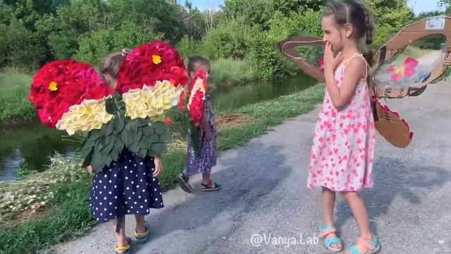 Делаем крылья из лепестков своими руками. Ребенок в восторге смотреть онлайн