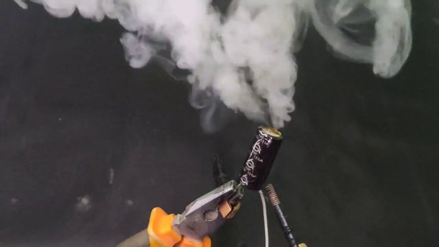 Blowing up Capacitors | Too Many Volts смотреть онлайн